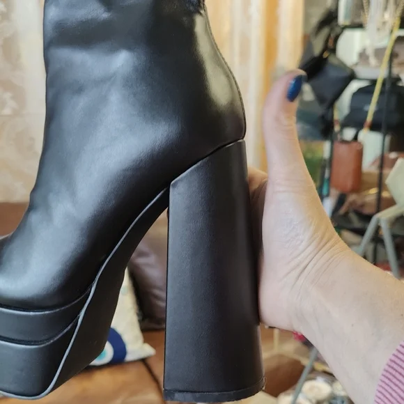 Black Platform High-Heel Mid-Calf Boots - Women's Fashion - Picture 4 of 6